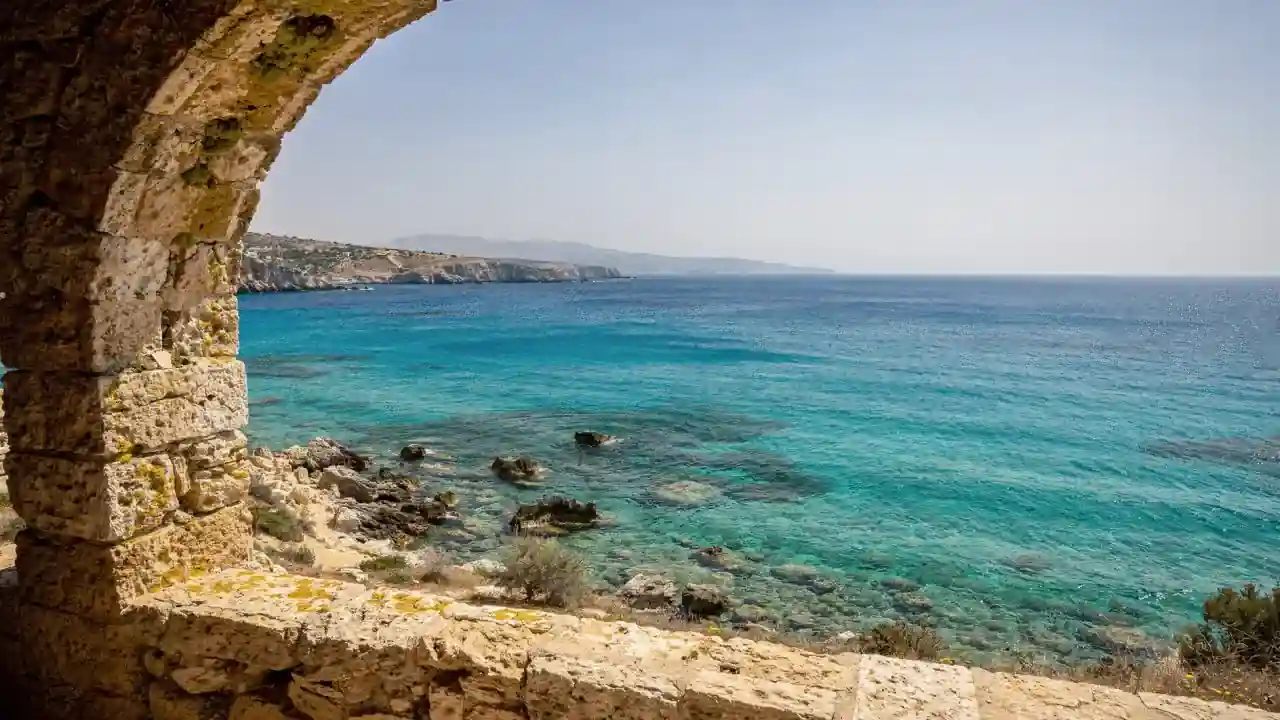 מפרץ טורקיז בקפריסין הנשקף מבעד לקשת אבן